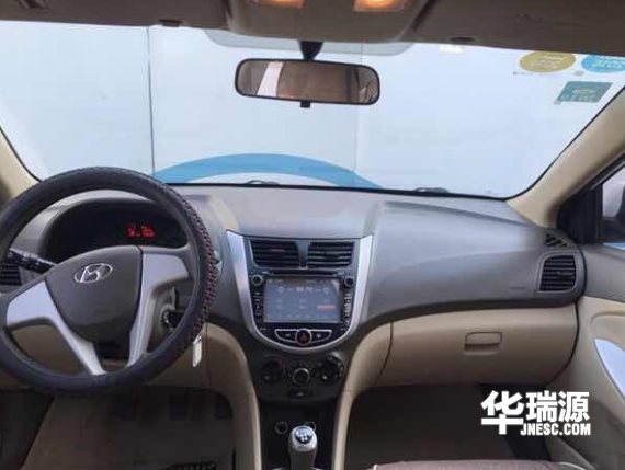 代步小车现代瑞纳,内饰整洁,整体车子的状况好
